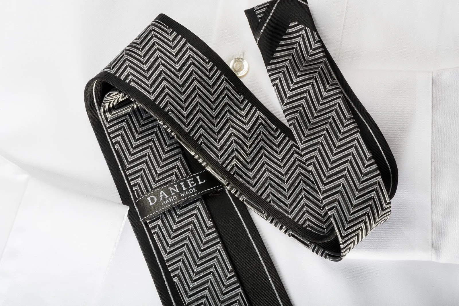 Daniel Skinny Necktie Silver Zig Zags On Black With Sparkles