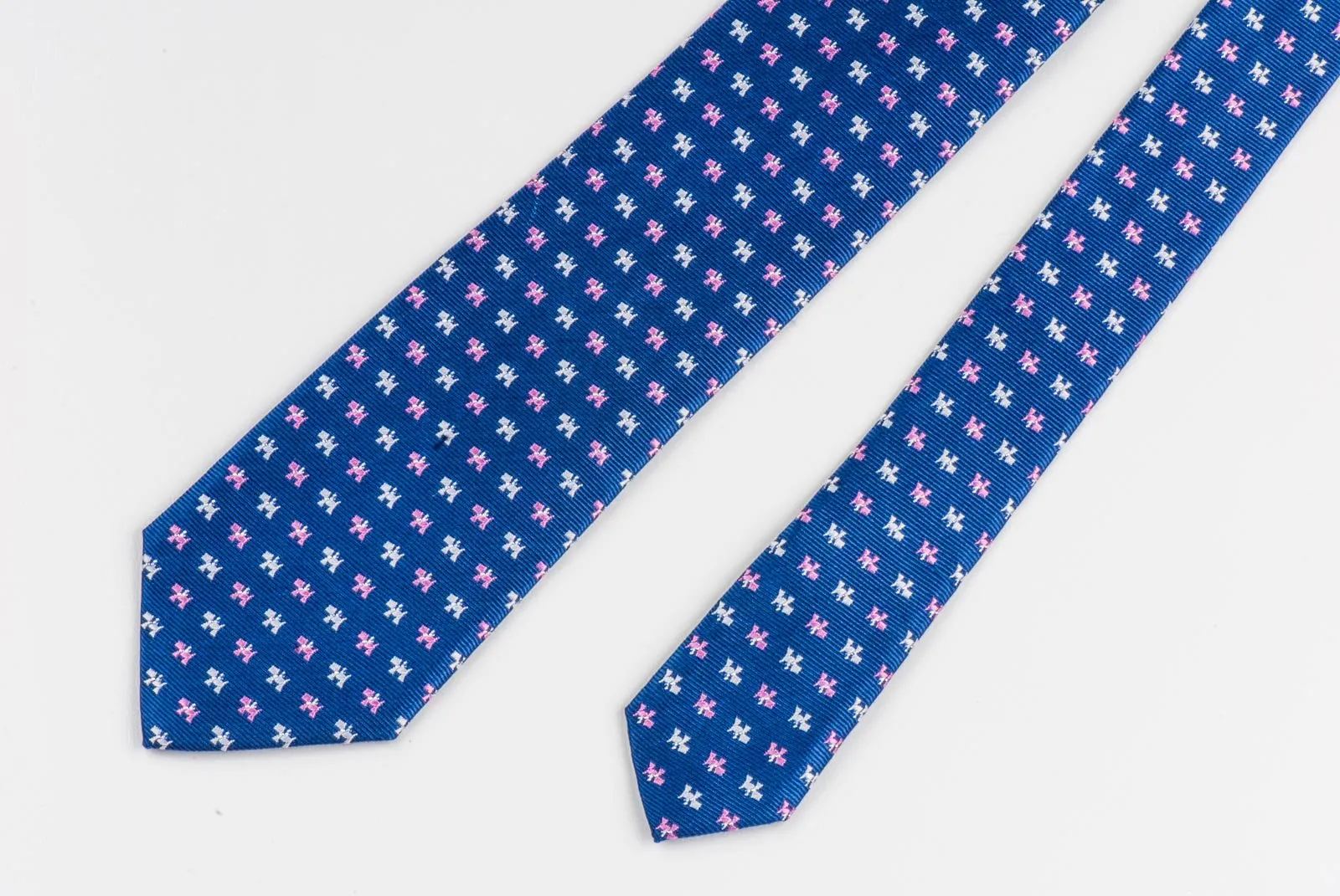 Elegance Woven Silk Neck Tie Pink White Scotty Dogs On Blue 2 3/4 Inch